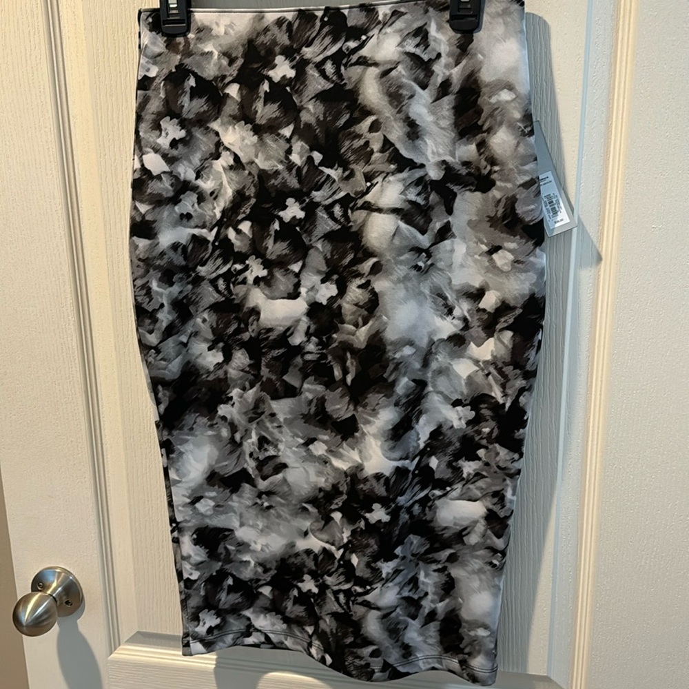 Black white and grey splotch design skirt